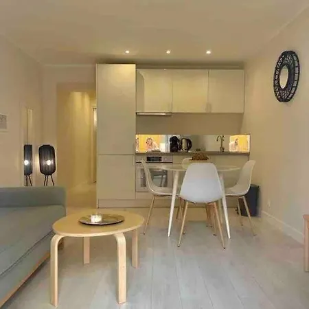 Le Bashkir - Spacieux Avec Terrasse - Wifi - Pres Mer Et Aeroport - Tram Et Supermarches *