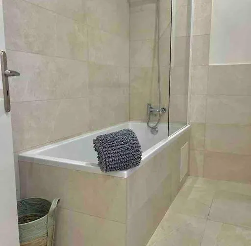 Le Bashkir - Spacieux Avec Terrasse - Wifi - Pres Et Aeroport - Tram Et Supermarches